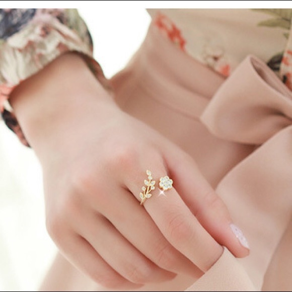 Floral ring - Picture 3 of 5